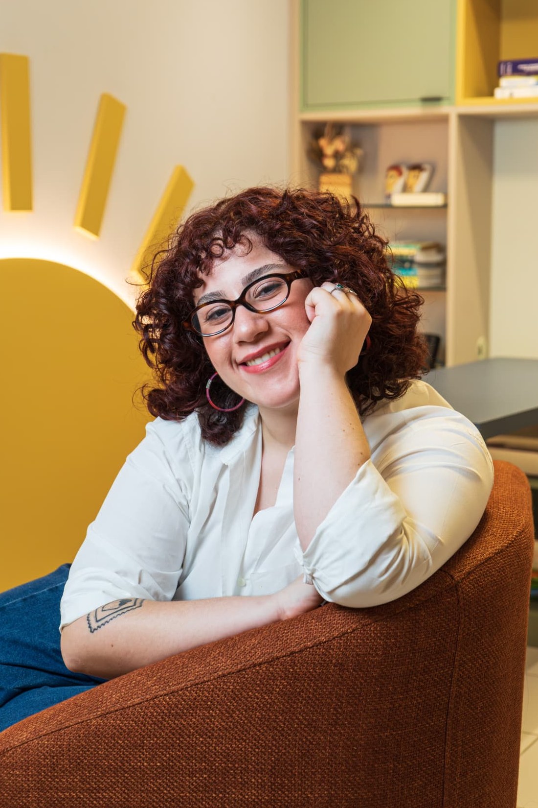 Luisa Roma sorrindo em seu consultório